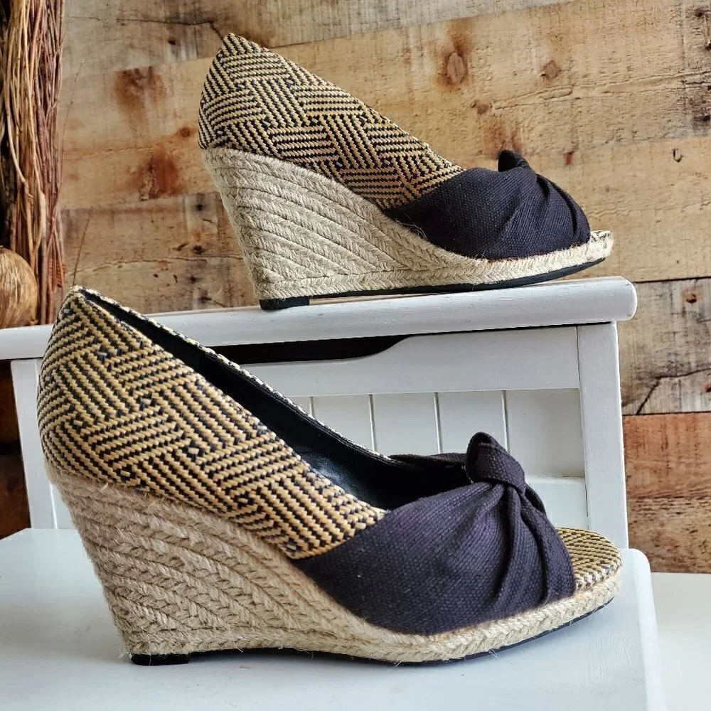 KELLY & KATIE ESPADRILLE WEDGE SANDAL SIZE 6.